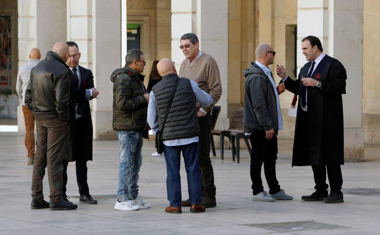 Varios de los acusados por el crimen del alcalde de Polop, en la Audiencia.