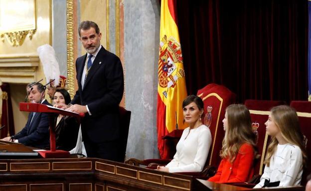 Imagen principal - El Rey pronuncia su discurso en presencia de doña Letizia, la princesa Leonor y la infanta Sofía; Los expresidentes del Congreso Federico Trillo, Luisa Fernanda Rudí, Jesús Posada y Juan José Lucas; El portavoz de Unidas Podemos en la Cámara baja, Pablo Echenique.