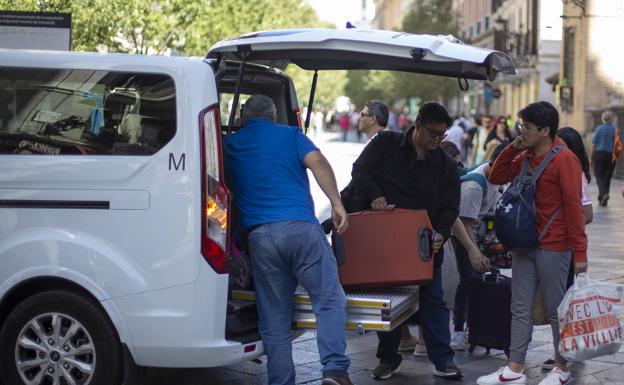 Turistas llegan en taxi al centro de Madrid. 