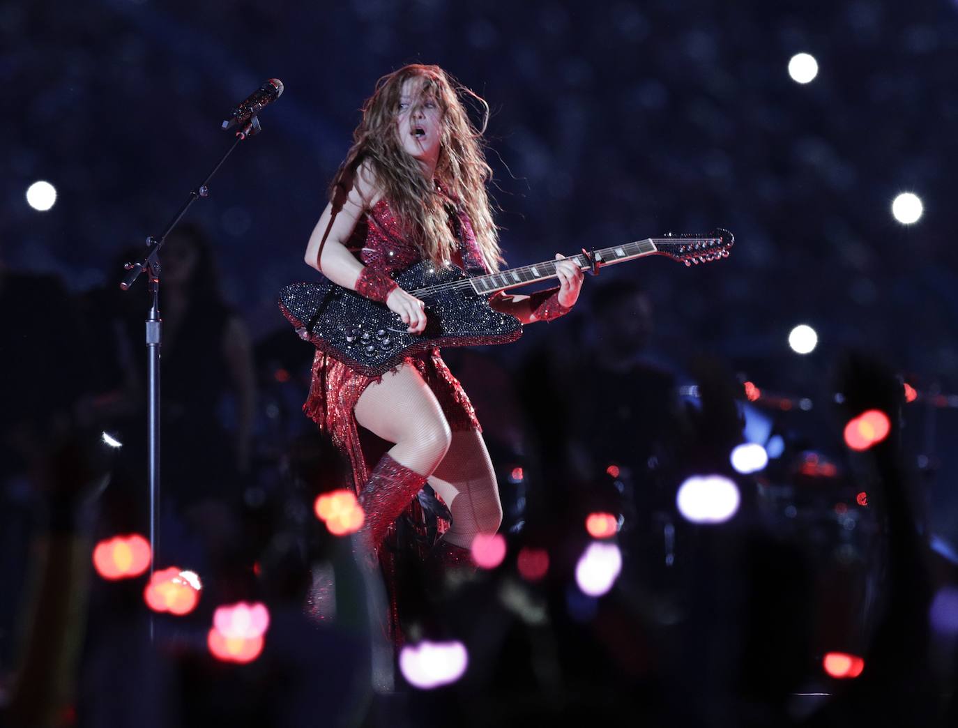 La neoyorquina de origen puertorriqueño Jennifer López y la colombiana Shakira pusieron a bailar este domingo a Miami en el show de medio tiempo del partido del Super Bowl de la NFL entre los Kansas City Chiefs y los San Francisco 49ers. 