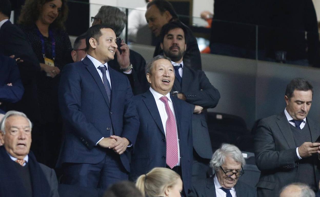 Murthy, junto a Ser Miang Ng, en el palco de Mestalla