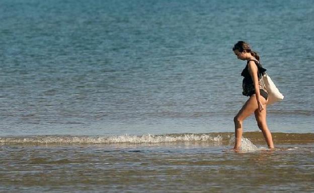 Una mujer disfruta este martes de las últimas horas de calor en la playa de la Malvarrosa de Valencia. 