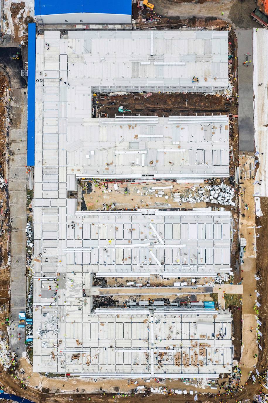 Hasta este domingo, la provincia de Hubei ha registrado 11.177 de los 17.205 infectados diagnosticados en toda China, así como 350 muertes de las 361. De entre los contagiados, 1.701 se encuentran en estado grave o crítico, mientras que 295 personas han superado con éxito la enfermedad y han sido dadas de alta. 