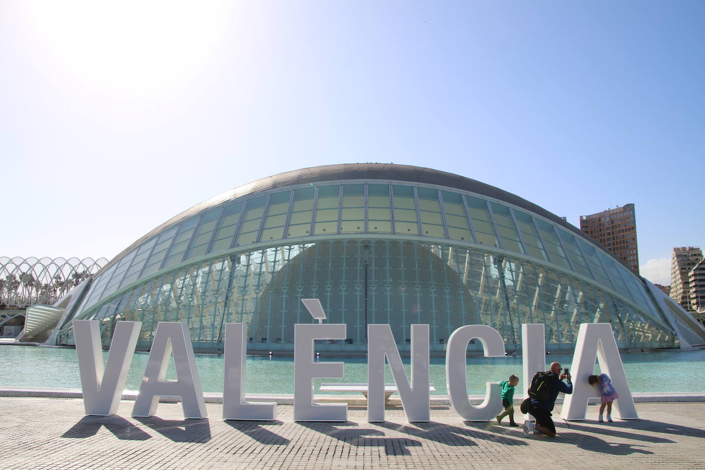 El Ayuntamiento instala las letras con el nombre de la ciudad en la parte trasera del Hemisfèric con el objetivo de sumarse a la campaña de otras ciudades. Las ocho letras mayúsculas guardan el estilo utilizado por CACSA para situar, en la parte frontal de los edificios de la Ciudad de las Artes y de las Ciencias, el nombre de cada uno de ellos. Así, la concejalía de Turismo se sumó en la pasada legislatura a seguir el ejemplo de urbes como Ámsterdam, Vitora o Gijón, entre otros, para tener un punto fotográfico en el cap i casal. La altura de cada elemento es de 1,80 metros y por las noches de iluminará con un sistema led para hacerse más llamativo. El montaje ocupa casi 11 metros de longitud y se podrían desmontar si fuera necesario, según precia el Ayuntamiento. La idea del Consistorio es aprovechar los dos millones de personas que se acercan a este enclave para sumar más presencia de la ciudad en redes sociales.