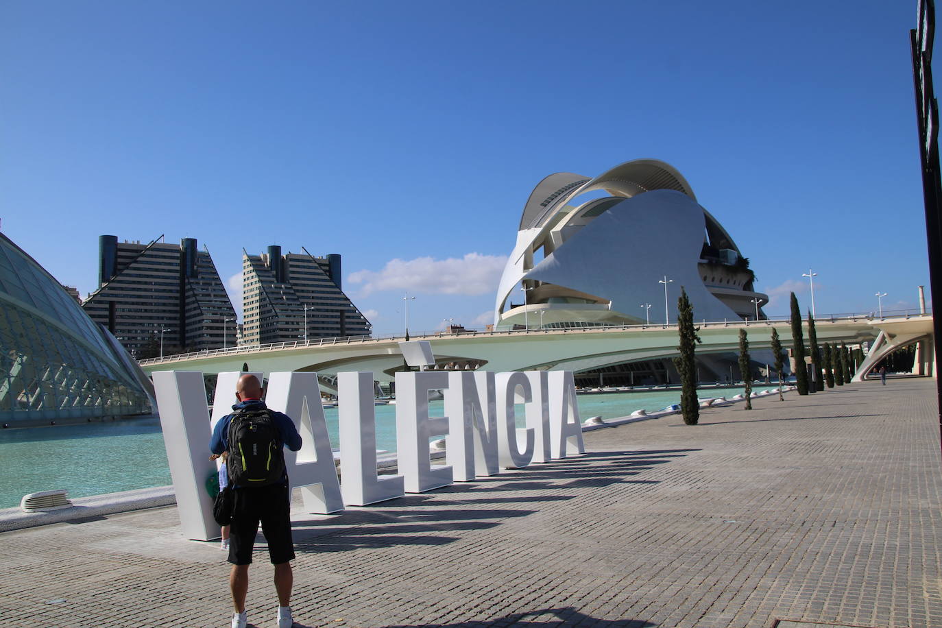 El Ayuntamiento instala las letras con el nombre de la ciudad en la parte trasera del Hemisfèric con el objetivo de sumarse a la campaña de otras ciudades. Las ocho letras mayúsculas guardan el estilo utilizado por CACSA para situar, en la parte frontal de los edificios de la Ciudad de las Artes y de las Ciencias, el nombre de cada uno de ellos. Así, la concejalía de Turismo se sumó en la pasada legislatura a seguir el ejemplo de urbes como Ámsterdam, Vitora o Gijón, entre otros, para tener un punto fotográfico en el cap i casal. La altura de cada elemento es de 1,80 metros y por las noches de iluminará con un sistema led para hacerse más llamativo. El montaje ocupa casi 11 metros de longitud y se podrían desmontar si fuera necesario, según precia el Ayuntamiento. La idea del Consistorio es aprovechar los dos millones de personas que se acercan a este enclave para sumar más presencia de la ciudad en redes sociales.