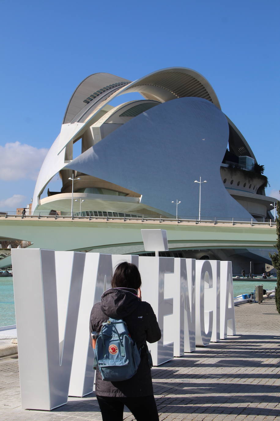 El Ayuntamiento instala las letras con el nombre de la ciudad en la parte trasera del Hemisfèric con el objetivo de sumarse a la campaña de otras ciudades. Las ocho letras mayúsculas guardan el estilo utilizado por CACSA para situar, en la parte frontal de los edificios de la Ciudad de las Artes y de las Ciencias, el nombre de cada uno de ellos. Así, la concejalía de Turismo se sumó en la pasada legislatura a seguir el ejemplo de urbes como Ámsterdam, Vitora o Gijón, entre otros, para tener un punto fotográfico en el cap i casal. La altura de cada elemento es de 1,80 metros y por las noches de iluminará con un sistema led para hacerse más llamativo. El montaje ocupa casi 11 metros de longitud y se podrían desmontar si fuera necesario, según precia el Ayuntamiento. La idea del Consistorio es aprovechar los dos millones de personas que se acercan a este enclave para sumar más presencia de la ciudad en redes sociales.