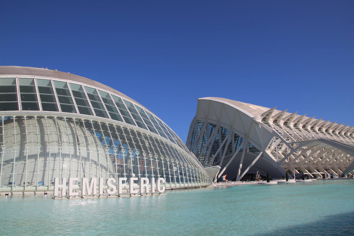 El Ayuntamiento instala las letras con el nombre de la ciudad en la parte trasera del Hemisfèric con el objetivo de sumarse a la campaña de otras ciudades. Las ocho letras mayúsculas guardan el estilo utilizado por CACSA para situar, en la parte frontal de los edificios de la Ciudad de las Artes y de las Ciencias, el nombre de cada uno de ellos. Así, la concejalía de Turismo se sumó en la pasada legislatura a seguir el ejemplo de urbes como Ámsterdam, Vitora o Gijón, entre otros, para tener un punto fotográfico en el cap i casal. La altura de cada elemento es de 1,80 metros y por las noches de iluminará con un sistema led para hacerse más llamativo. El montaje ocupa casi 11 metros de longitud y se podrían desmontar si fuera necesario, según precia el Ayuntamiento. La idea del Consistorio es aprovechar los dos millones de personas que se acercan a este enclave para sumar más presencia de la ciudad en redes sociales.