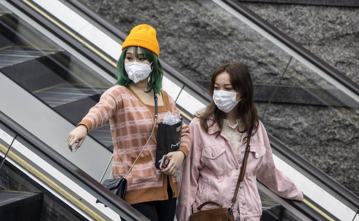 Dos mujeres en la ciudad china de Wuhan. 