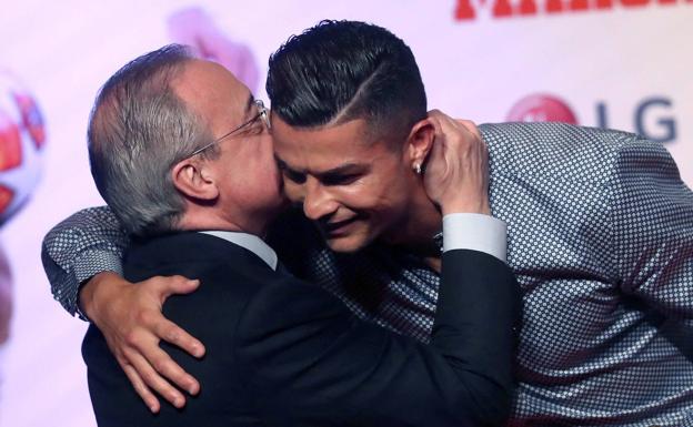 Florentino Pérez abraza a Cristiano Ronaldo en una entrega de premios. 