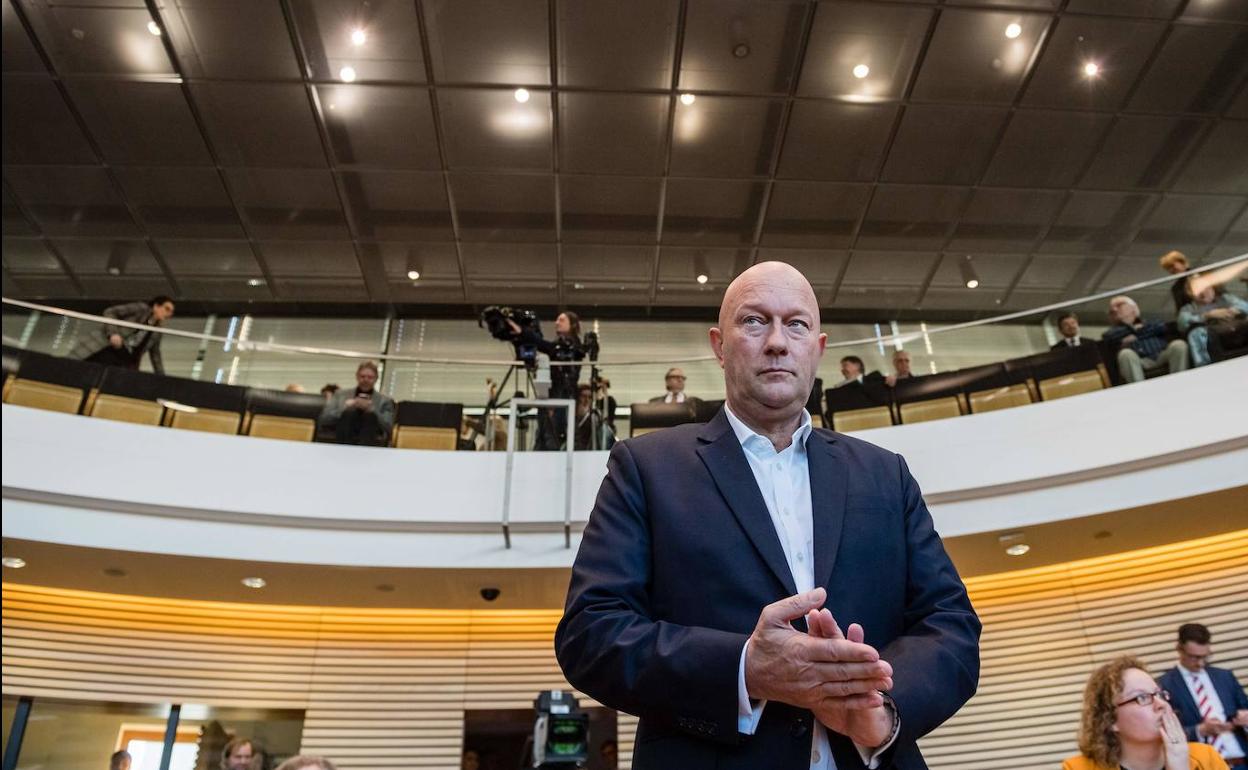 El líder liberal y nuevo primer ministro del Estado alemán de Turingia, Thomas Kemmerich, este miércoles, en el Parlamento regional.