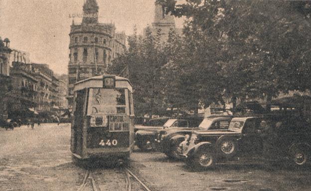 El tranvía circula por la plaza del Ayuntamiento, en 1950.