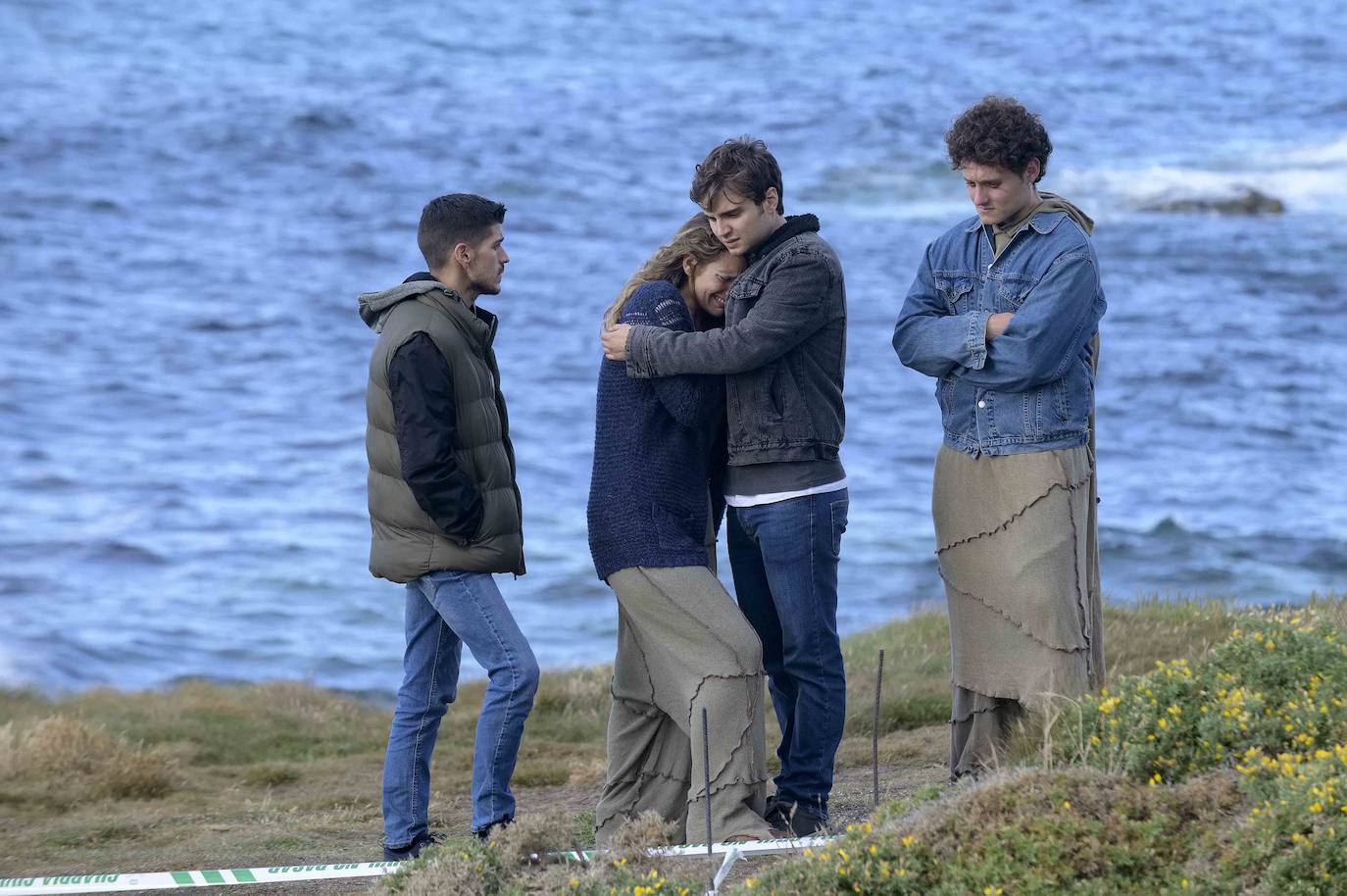 Es la primera noche de carnaval o 'entroido' en la isla de Néboa, cuando aparece el cadáver de una adolescente en O Burato do Demo, un lugar rodeado de leyendas: en esa misma cueva ya habían aparecido cuerpos asesinados de la misma forma, en 1919 y en 1989. En ambas ocasiones, estos crímenes iniciaron una serie de cinco asesinatos durante los ocho días de carnaval. Asesinatos que nunca se llegaron a resolver.