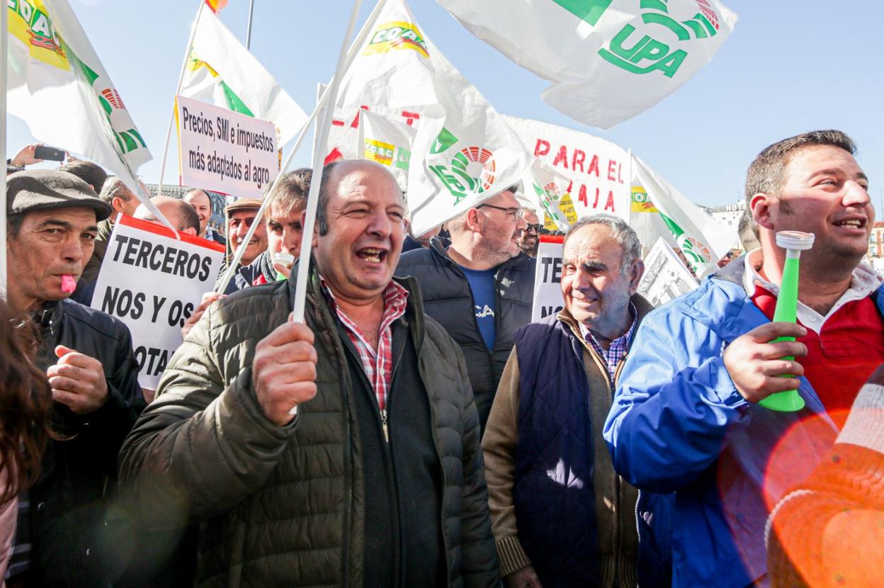 Agricultores en la manifestación de ayer frente al Ministerio de Agricultura en Madrid. 