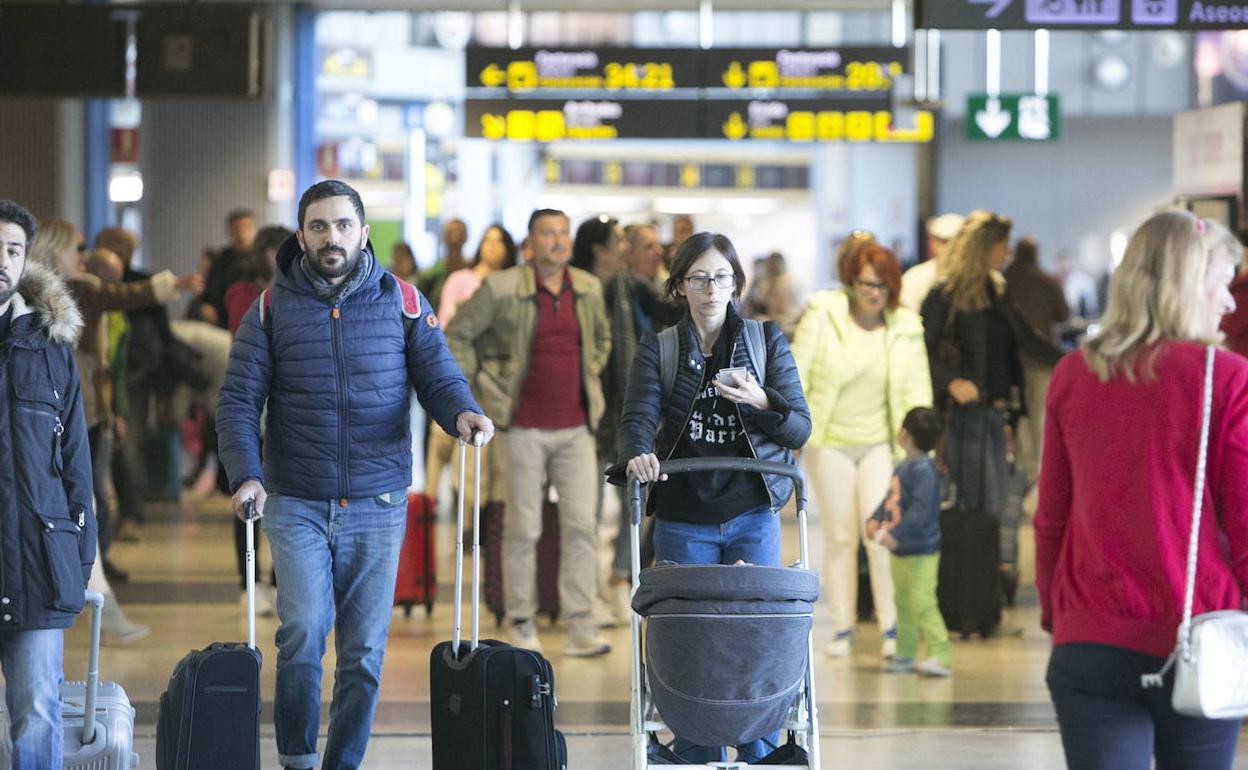 Personas circulan por la terminal de Manises. 