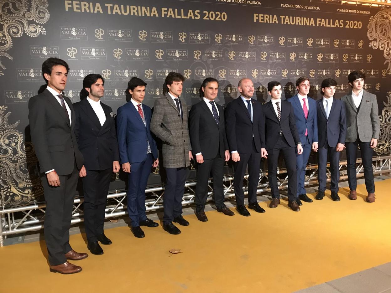 Foto de familia de la presentación de los carteles, ayer. 