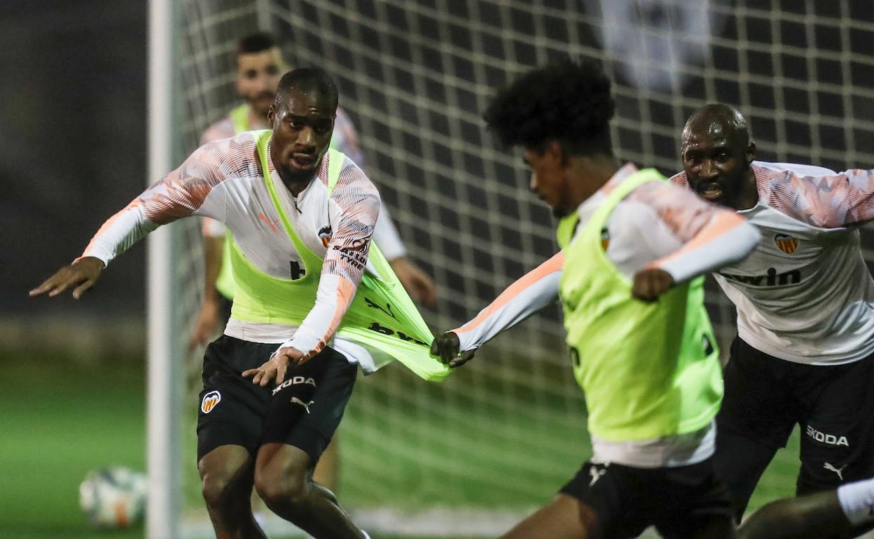 Kondogbia, Mangala y Correia, durante un entrenamiento del Valencia