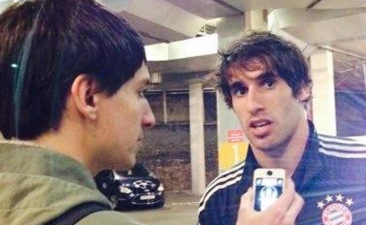 Sergio Santomé, entrevistando al jugador del Bayern Javi Martínez.