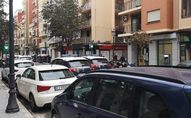 Cuatro ladrones sustraen 15.000 euros al descuido en un banco de Valencia