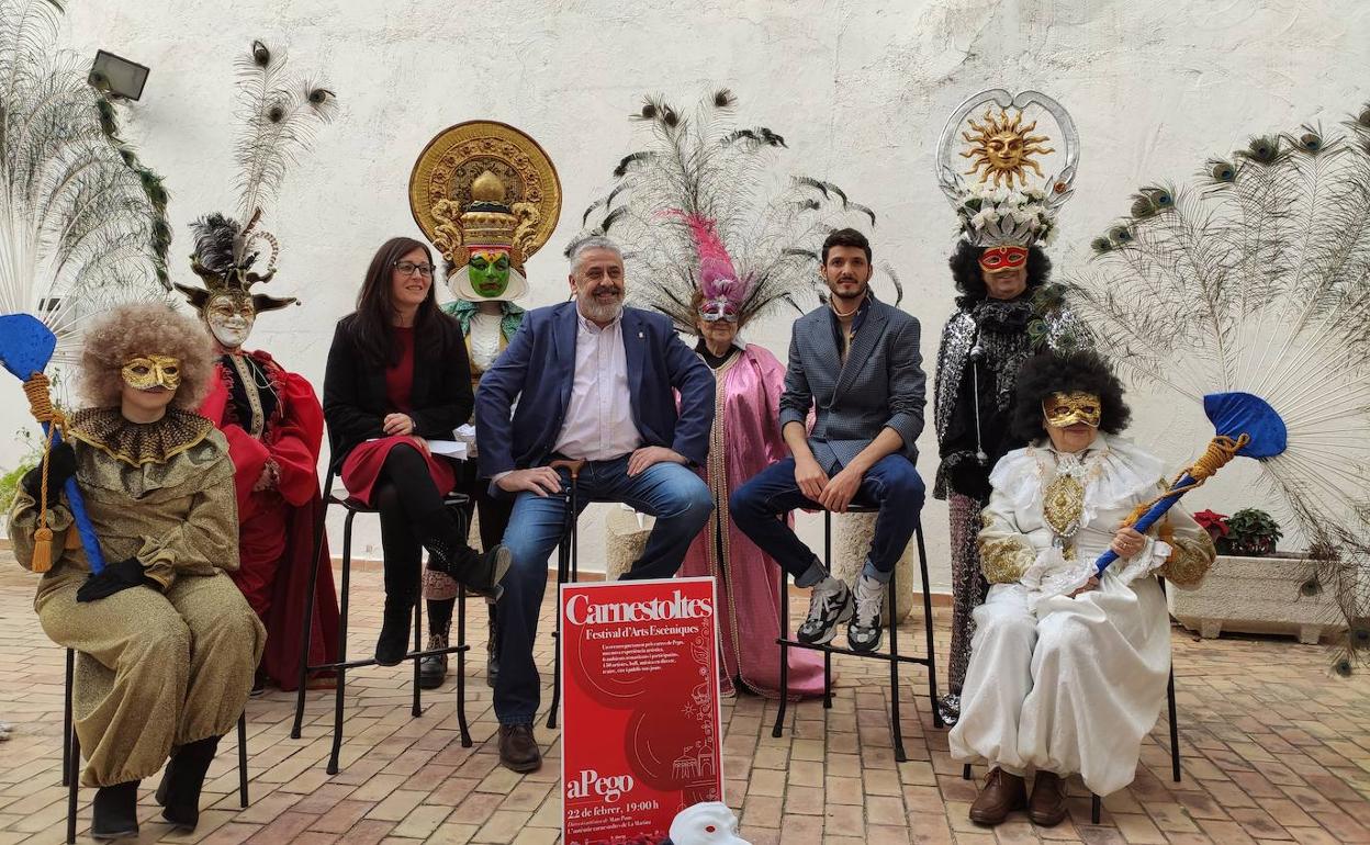 Enrique Moll y la edil Laura Castellà junto a Pons y algunos de los participantes del Carnestoltes. 