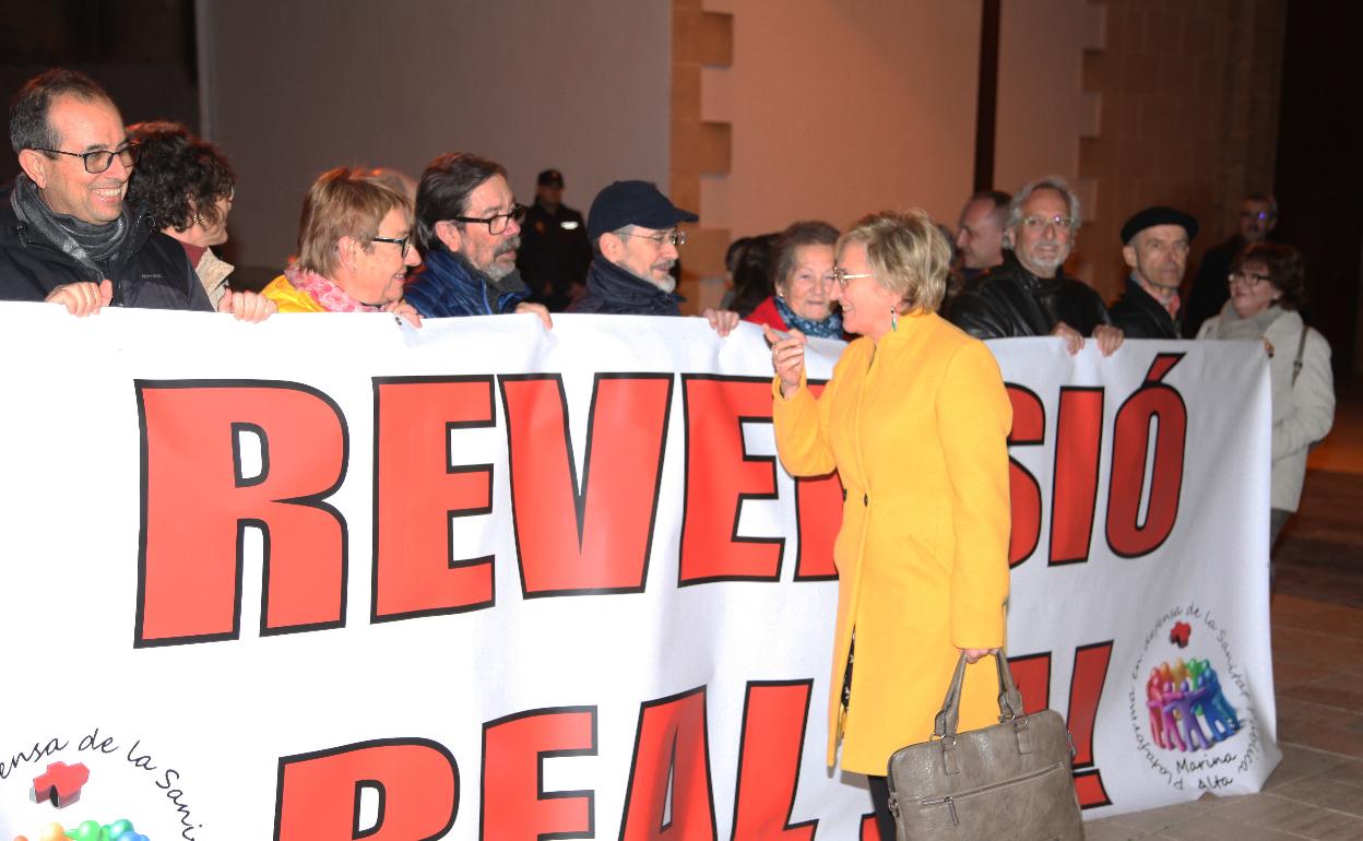 La consellera Ana Barceló atiende a los miembros de la Plataforma en Defensa de la Sanidad Pública de la Marina Alta antes de la recepción del Consell en Dénia. 