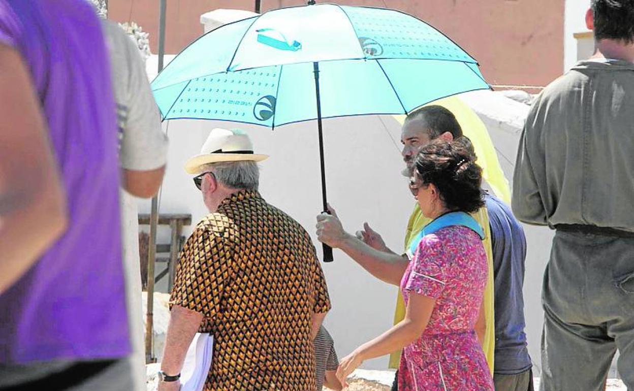 Pedro Almodóvar y Penélope Cruz, durante el rodaje en Paterna. 