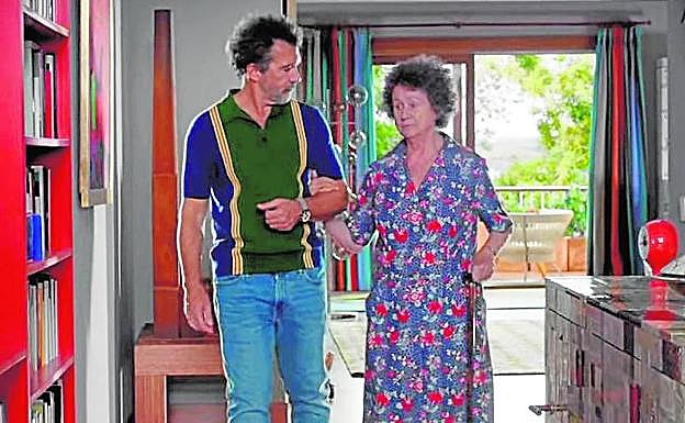 Al fondo de la imagen, a la izquierda, se ve una escultura de Miquel Navarro. 