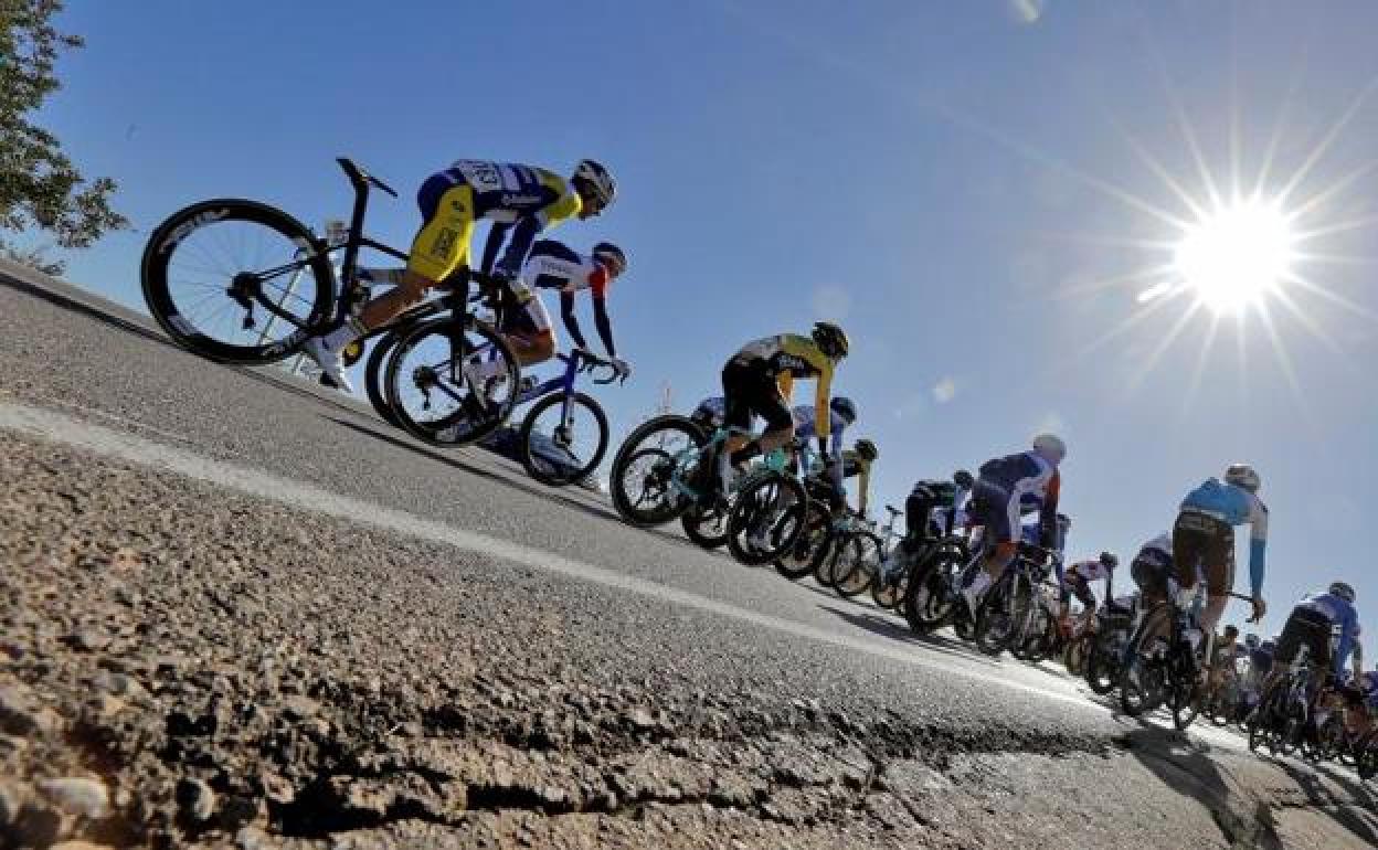 Un instante de una etapa de la Vuelta a la Comunitat.