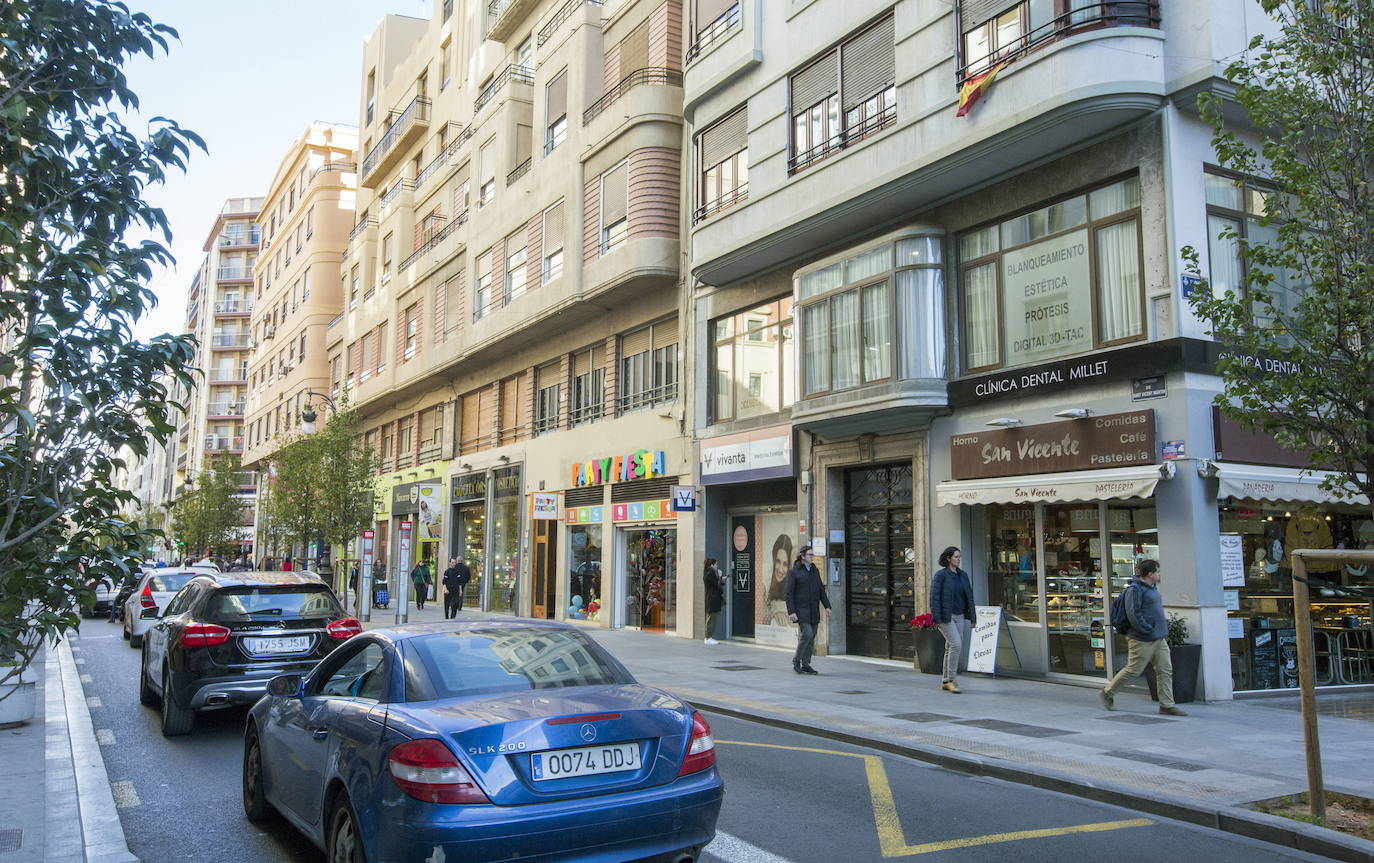 La calle San Vicente sufrió una reurbanización integral que redujo el tráfico a un solo carril para la circulación de vehículos a la vez que ensanchó las aceras, que ahora cuentan con arbolado.