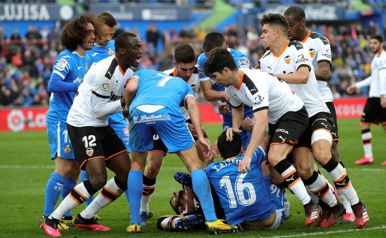 Jugadores del Getafe y del Valencia discuten durante el partido.