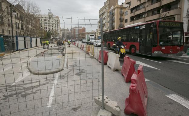 Obras de la macroparada de la EMT en la calle Xàtiva. 