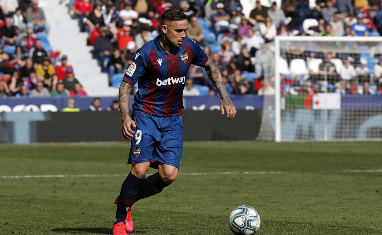 El goleador Roger, en una acción del Levante-Leganés.