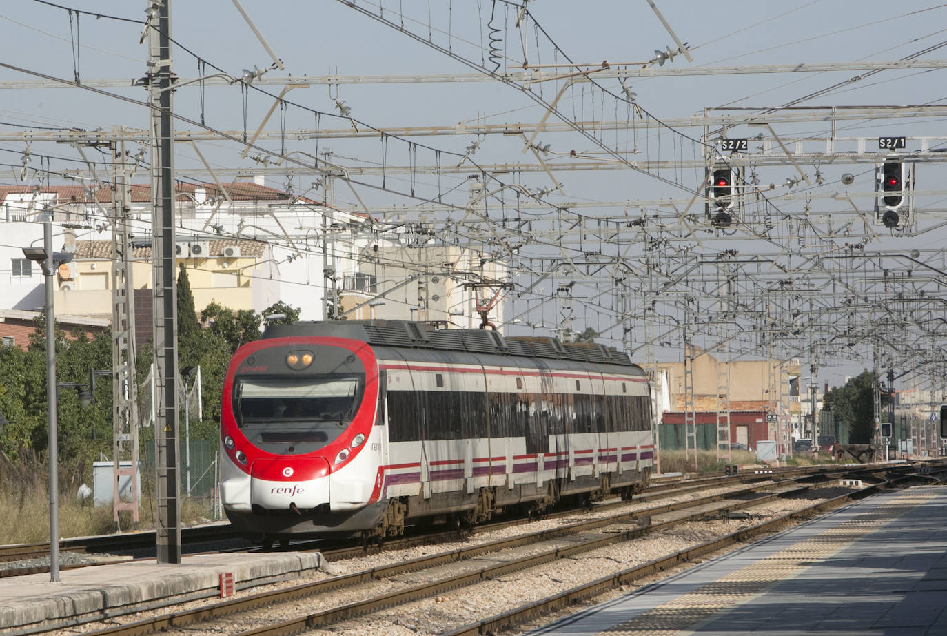 Un tren se aproxima a una estación.