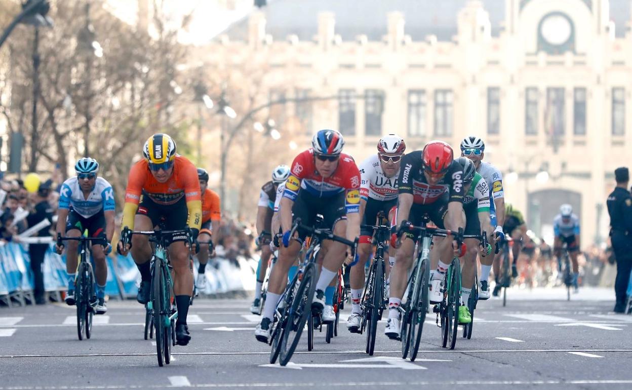 Momento del esprint frente a la plaza del Ayuntamiento