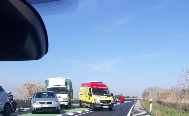 Una ambulancia circula en dirección contraria por un atasco en la autovía de El Saler