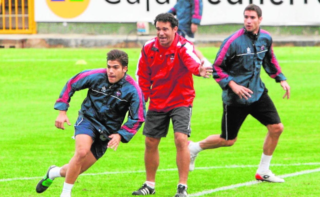 Álvaro del Moral, durante una sesión de 2008 junto a Luis García, el técnico que apostó por él, y Geijo