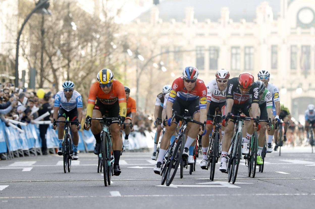 Jakobsen, en el centro, se impone a Groenewegen (izquierda) para ganar la etapa de ayer. 