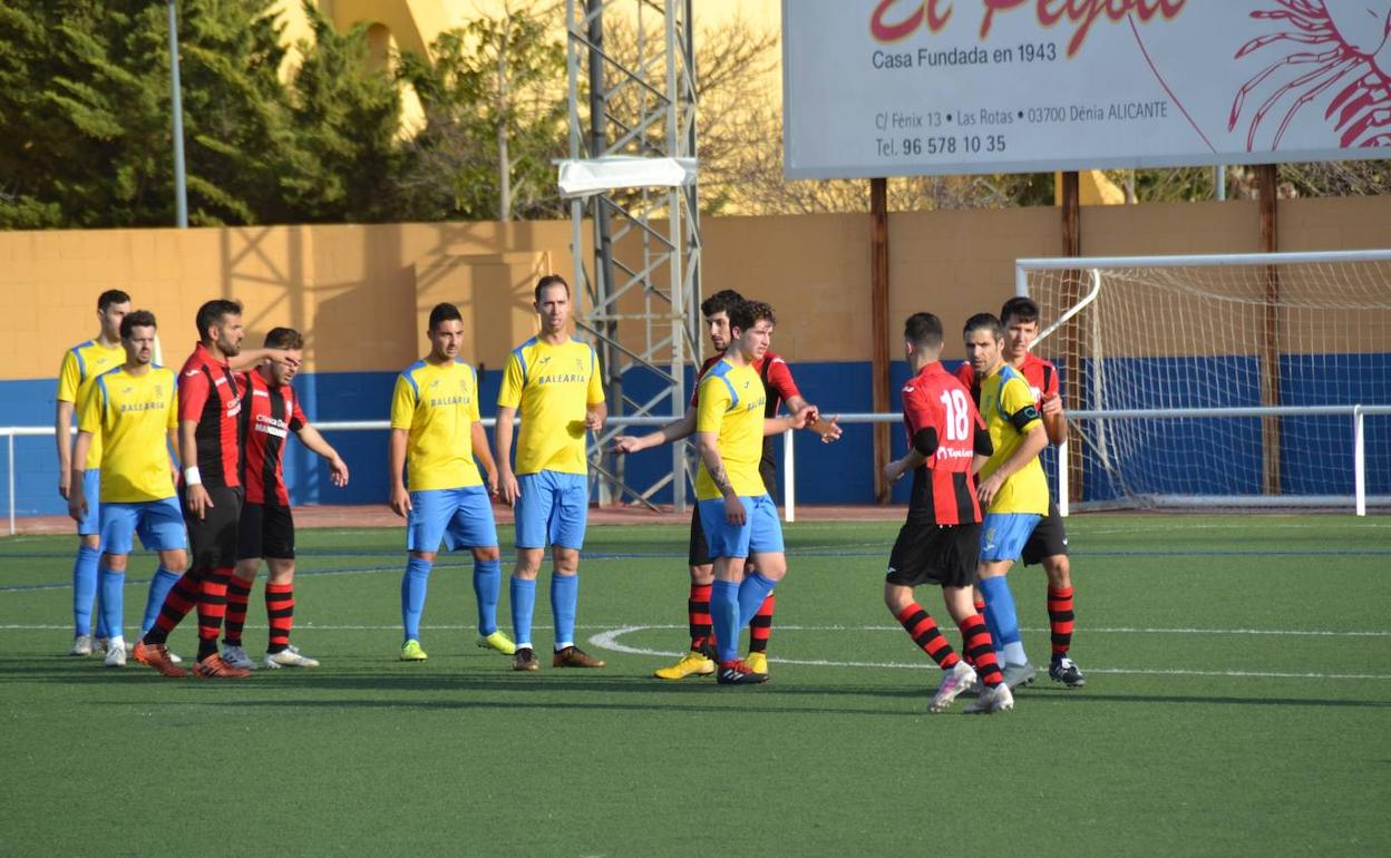 Jugadores dianenses en busca de remate frente al Alcàsser. 