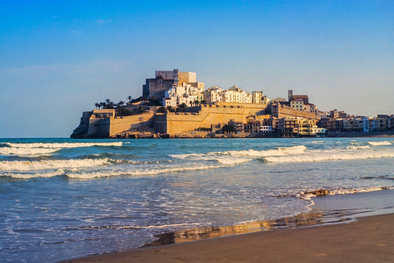 Peñíscola también presume de esta distinción. Su castillo, el encanto de sus calles, y sus restaurantes a orillas del Mediterráneo, hacen de Peñíscola un lugar ideal. 