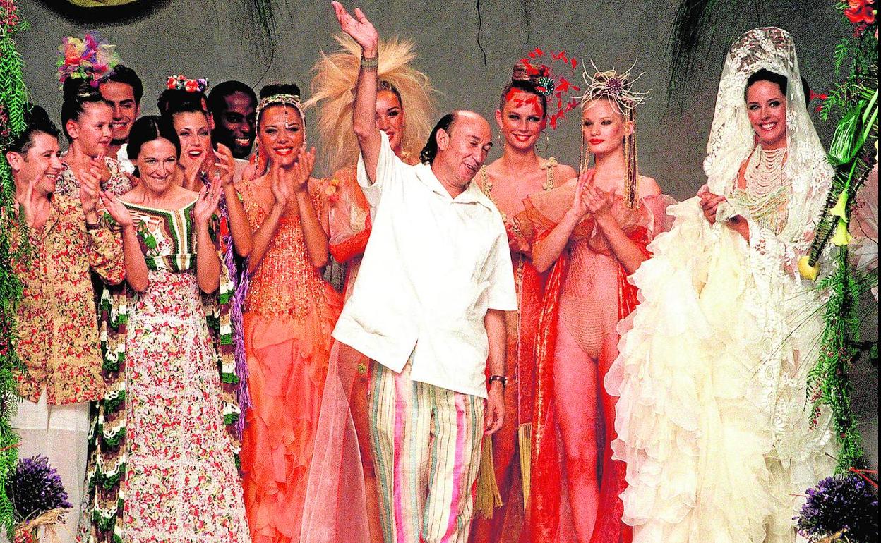 El diseñador junto a varias modelos tras un desfile del año 2000 en Madrid. 