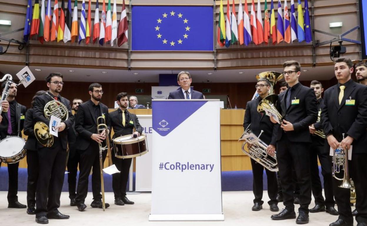 La Banda Federal, junto con Ximo Puig en el Comité de las Regiones, en Bruselas.