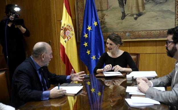 La ministra de Trabajo, Yolanda Díaz, junto al director de la Oficina de la Organización Internacional del Trabajo (OIT) para España, Joaquín Nieto (Izda.).