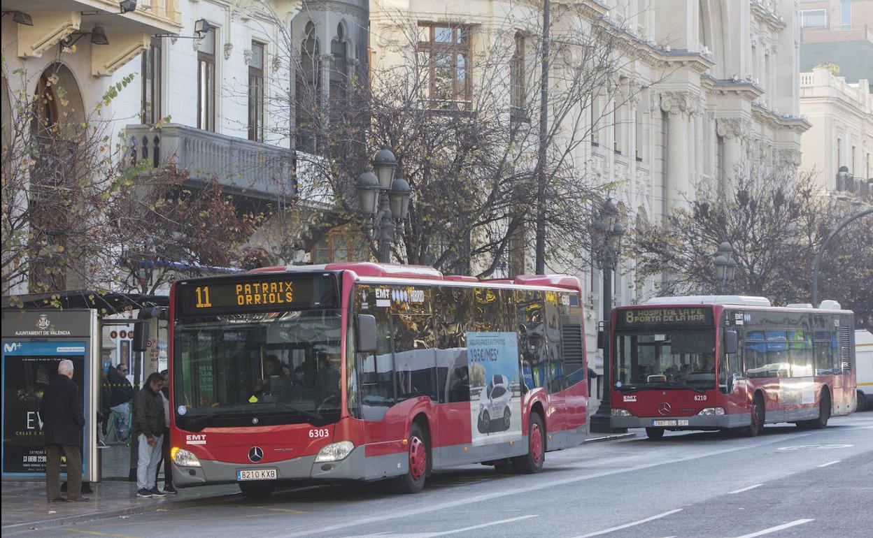 Una de las paradas de la EMT en la plaza del Ayuntamiento de Valencia.