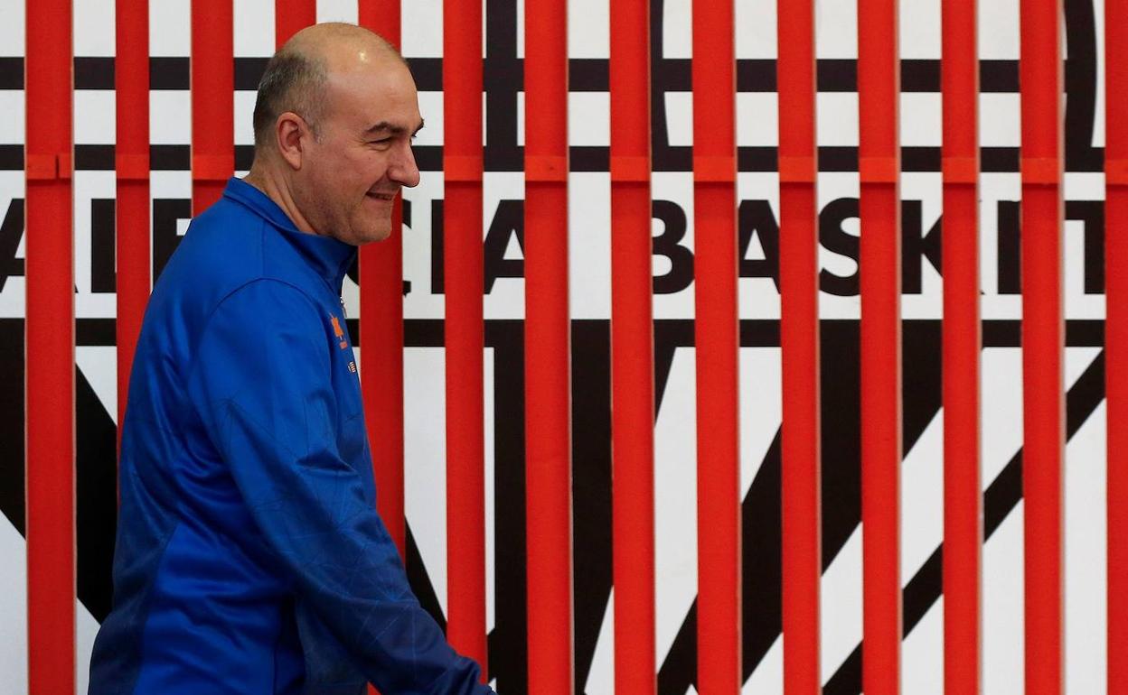 El entrenador del Valencia Basket, Jaume Ponsarnau, en una rueda de prensa antes de viajar con su equipo a Málaga, donde se enfrenta al Barcelona. 