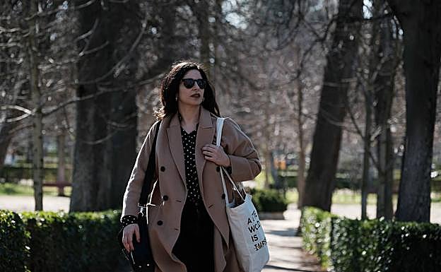 Galería. Paula da un paseo por el parque de El Retiro, una de sus alternativas de ocio favoritas.