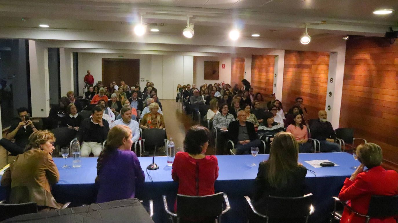 Las expertas Consuelo Guerri, Fátima Martínez, Corpus Gómez Calderón, Marta Ruipérez y Patricia Martín debaten en Dénia sobre la situación actual de las vocaciones científicas en un foro organizado por LAS PROVINCIAS.