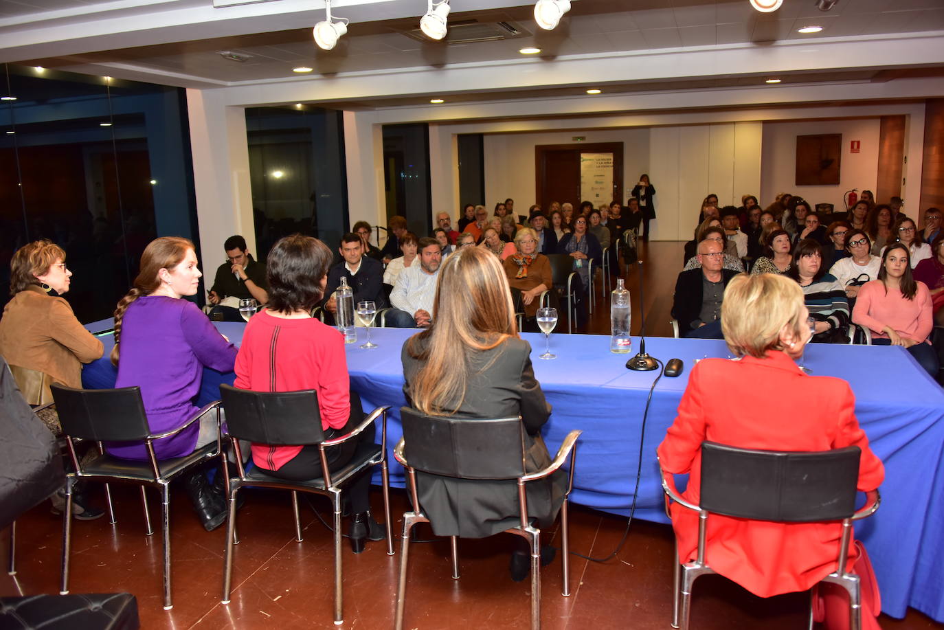 Las expertas Consuelo Guerri, Fátima Martínez, Corpus Gómez Calderón, Marta Ruipérez y Patricia Martín debaten en Dénia sobre la situación actual de las vocaciones científicas en un foro organizado por LAS PROVINCIAS.