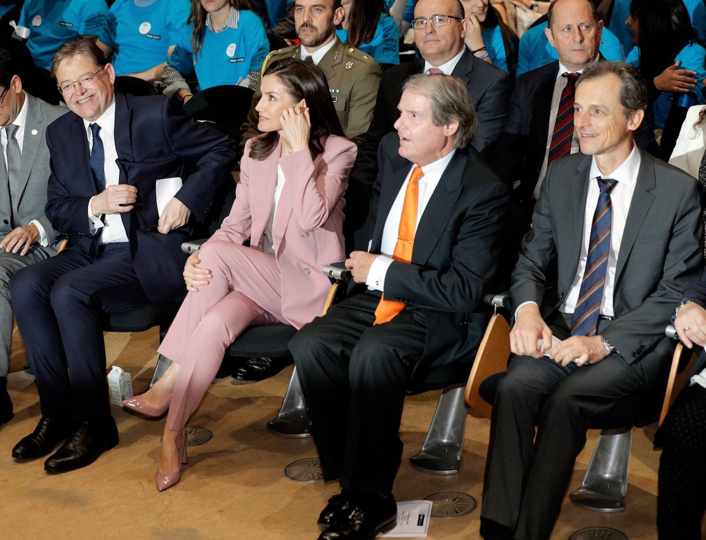 La Reina Letizia ha presidido este miércoles en la Universidad Politécnica de Valencia (UPV) el premio de la Fundación Princesa de Girona a la investigación. Antes de acudir al libramiento del premio, Doña Letizia ha asistido a la presentación del reto emprendedor por parte de equipos en los que han participado alrededor de 300 estudiantes de la universidad. 