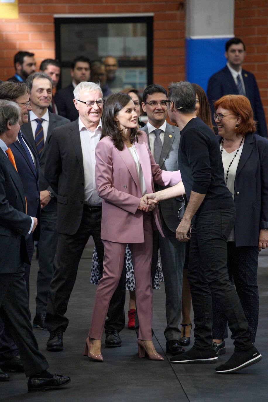 La Reina Letizia ha presidido este miércoles en la Universidad Politécnica de Valencia (UPV) el premio de la Fundación Princesa de Girona a la investigación. Antes de acudir al libramiento del premio, Doña Letizia ha asistido a la presentación del reto emprendedor por parte de equipos en los que han participado alrededor de 300 estudiantes de la universidad. 