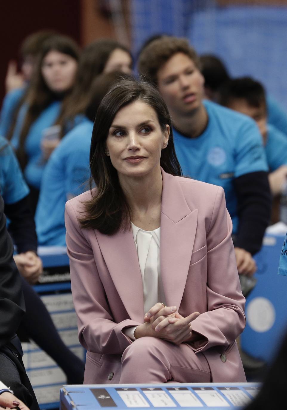 La Reina Letizia ha presidido este miércoles en la Universidad Politécnica de Valencia (UPV) el premio de la Fundación Princesa de Girona a la investigación. Antes de acudir al libramiento del premio, Doña Letizia ha asistido a la presentación del reto emprendedor por parte de equipos en los que han participado alrededor de 300 estudiantes de la universidad. 