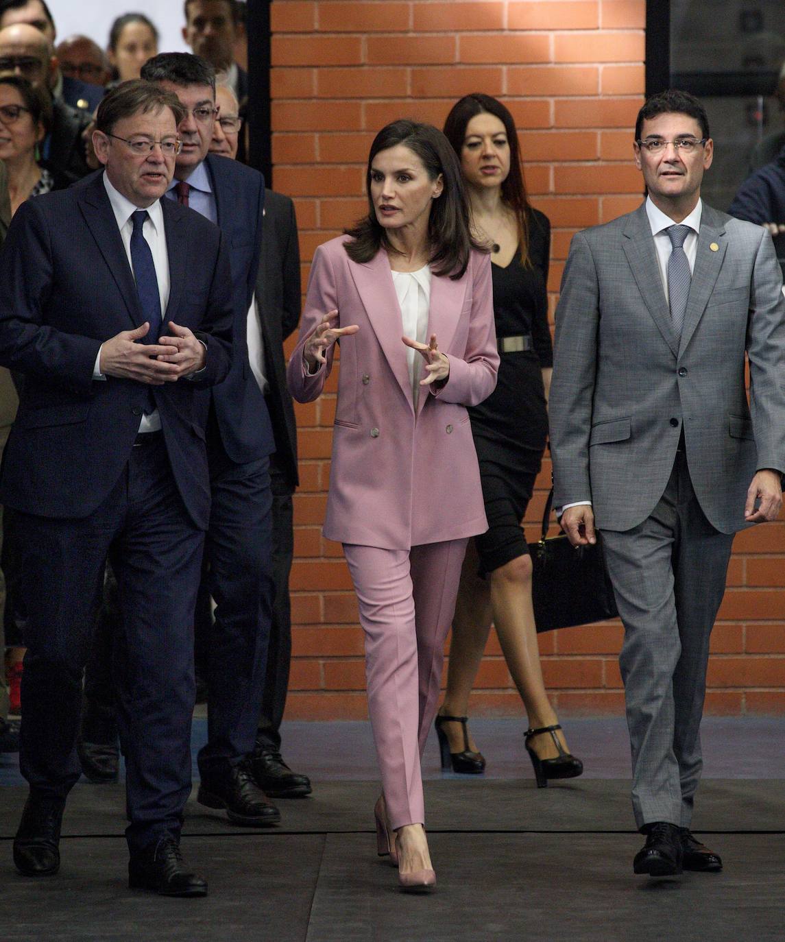 La Reina Letizia ha presidido este miércoles en la Universidad Politécnica de Valencia (UPV) el premio de la Fundación Princesa de Girona a la investigación. Antes de acudir al libramiento del premio, Doña Letizia ha asistido a la presentación del reto emprendedor por parte de equipos en los que han participado alrededor de 300 estudiantes de la universidad. 